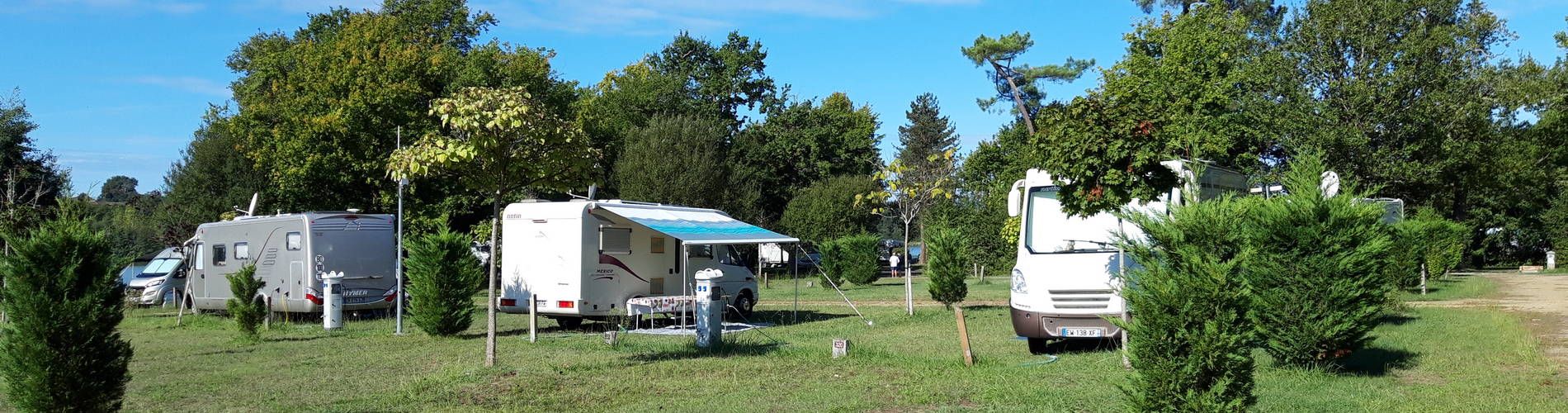 camping-les-rives-du-lac-emplacements-camping-car-1900x500